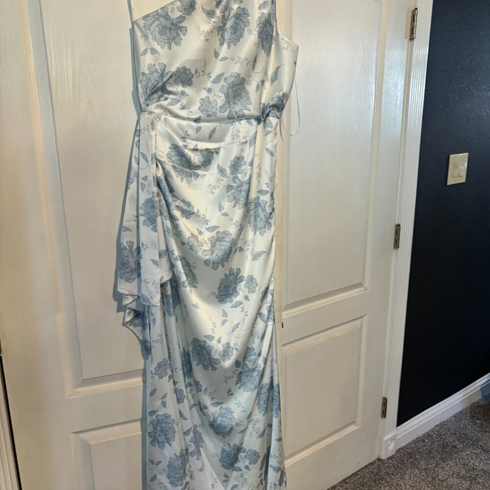 Formal Dress - Picture 3 of 6
